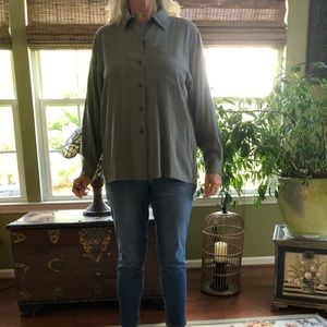 EUC ELISABETH Gray Button Down Long Sleeve Shirt